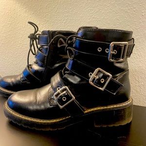 Women’s buckled boots